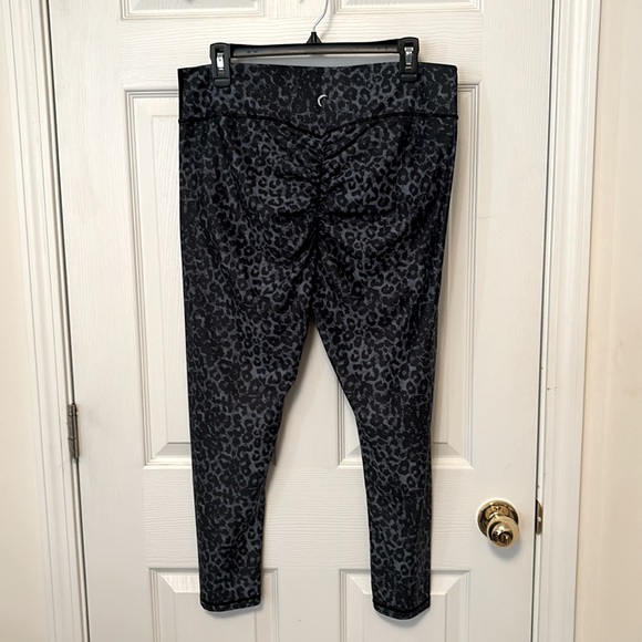 Zyia Active Stone Leopard Animal Print Scrunch Butt Leggings Size 20 - Picture 5 of 7